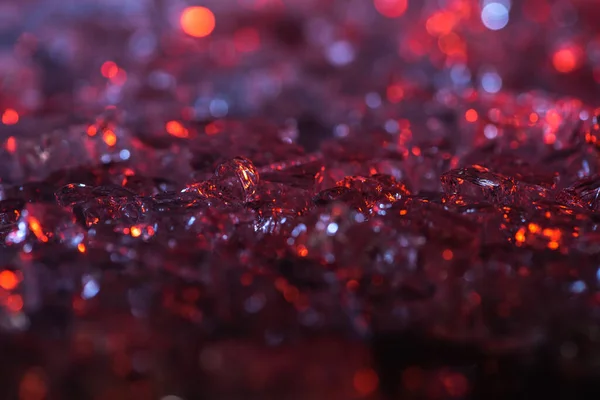 Close up vista de abstrato vermelho e roxo cristal texturizado fundo — Fotografia de Stock