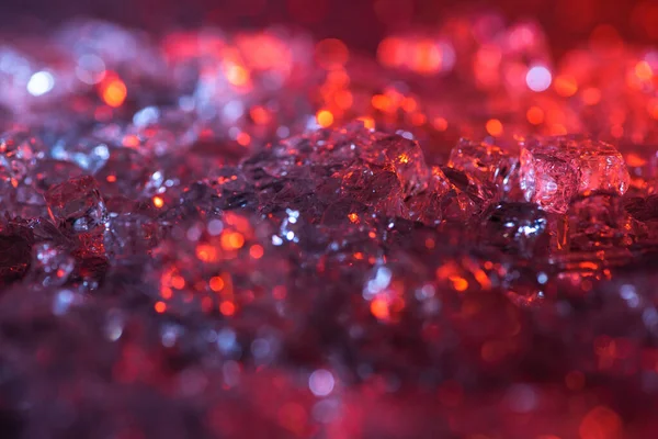 Close up vista de abstrato vermelho e roxo cristal texturizado fundo — Fotografia de Stock