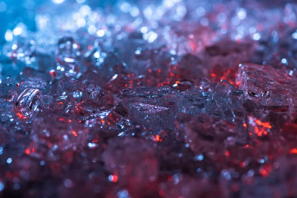 Vue rapprochée du fond texturé abstrait en cristal rouge et bleu — Photo de stock