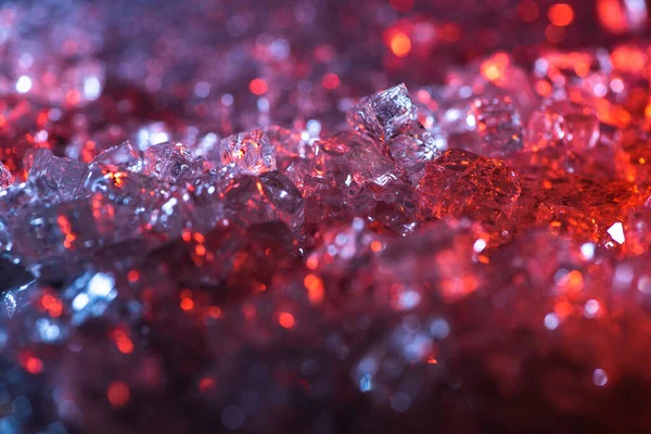 Close up vista de abstrato vermelho e roxo cristal texturizado fundo — Fotografia de Stock