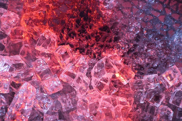 Вид сверху абстрактного красного и фиолетового фона с текстурой льда — стоковое фото