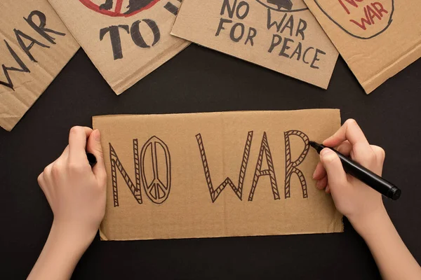 Vista cortada de mulher desenho cartaz sem letras de guerra no fundo preto — Fotografia de Stock