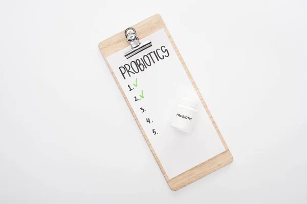Ansicht der Zwischenablage mit Probiotika leere Liste und Pillen auf weißem Hintergrund — Stockfoto