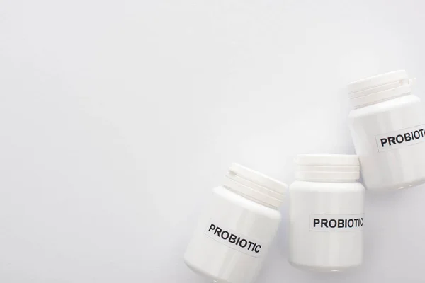 Vue de dessus des récipients avec lettrage probiotique sur fond blanc — Photo de stock