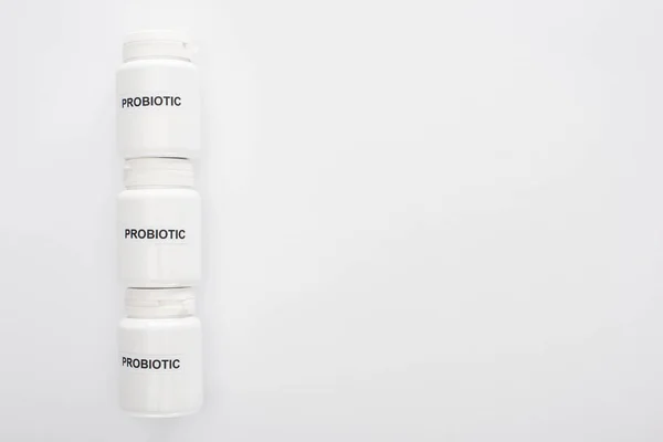 Vue de dessus des récipients avec lettrage probiotique sur fond blanc — Photo de stock
