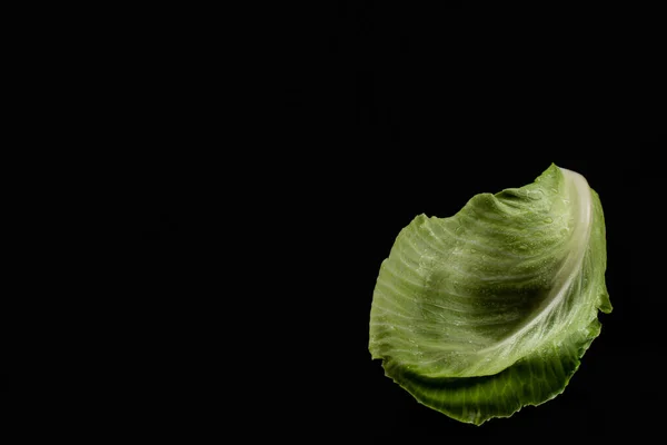 Vue du dessus de la feuille de chou vert humide isolé sur noir — Photo de stock