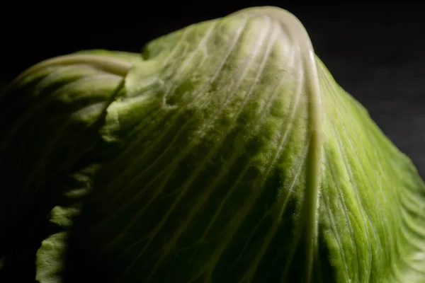 Vue rapprochée des feuilles vertes de chou frais isolées sur noir — Photo de stock