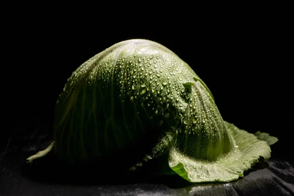 Feuilles de chou frais humides vertes isolées sur noir — Photo de stock