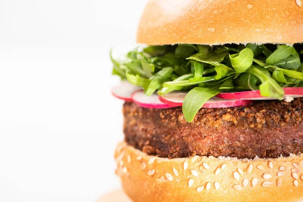 Close up vista de delicioso hambúrguer vegan com rabanete e rúcula no fundo branco — Fotografia de Stock