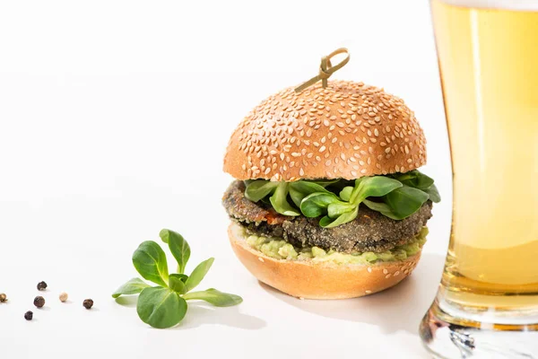 Delicioso hambúrguer vegan verde com microgreens, azeite, pimenta preta no fundo branco — Fotografia de Stock