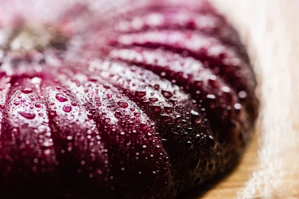 Nahaufnahme der nassen geschnittenen Zwiebel mit Wassertropfen — Stockfoto