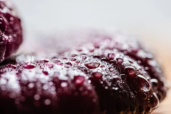 Nahaufnahme der nassen geschnittenen Zwiebel mit Wassertropfen — Stockfoto