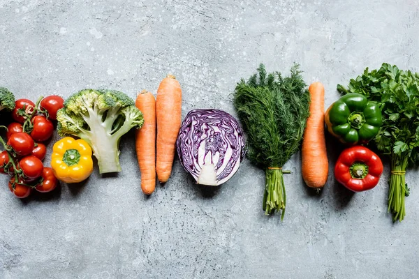 Vista superior de verduras frescas maduras en superficie de hormigón gris - foto de stock