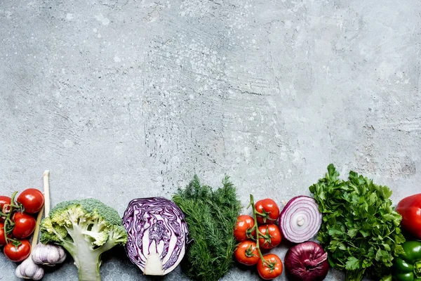 Vista superior de legumes maduros frescos na superfície de concreto cinza com espaço de cópia — Fotografia de Stock