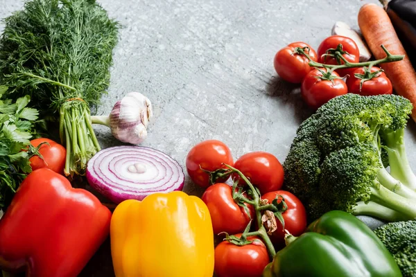 Farbenfrohes frisches Gemüse auf grauer Betonoberfläche — Stockfoto