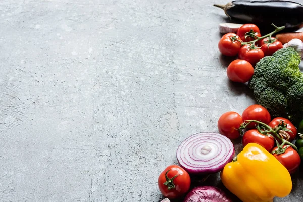 Vegetais maduros frescos coloridos na superfície de concreto cinza — Fotografia de Stock