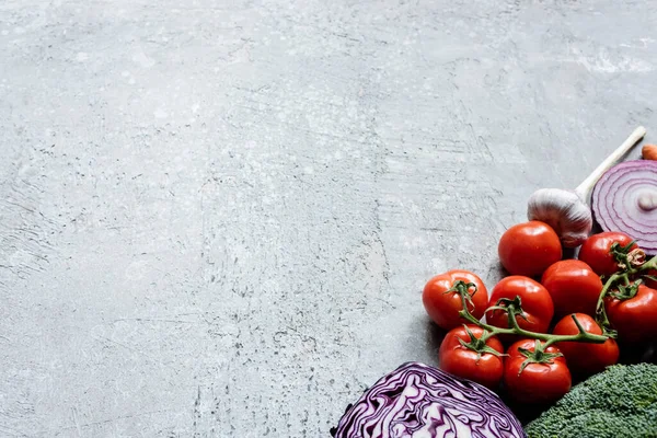 Vegetais maduros frescos coloridos na superfície de concreto cinza — Fotografia de Stock