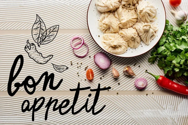 Draufsicht auf köstliches Chinkali in der Nähe von Gemüse und Gewürzen auf beige texturiertem Hintergrund, gute Appetit-Illustration — Stockfoto