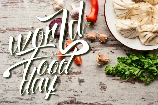 Vista dall'alto di deliziosi khinkali vicino a verdure e spezie su tavolo di legno con spazio copia, illustrazione giornata alimentare mondiale — Foto stock