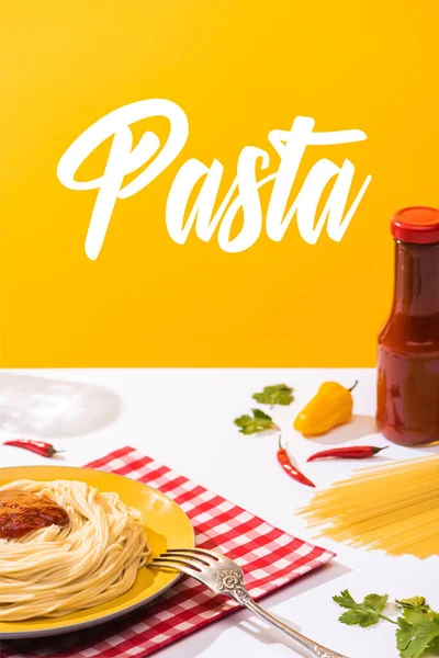 Espaguetis con salsa de tomate y papeles sobre superficie blanca sobre fondo amarillo, ilustración de pasta - foto de stock