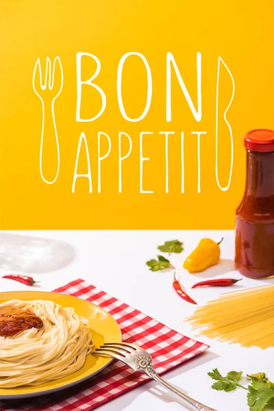 Spaghetti with tomato sauce and papers on white surface on yellow background, bon appetit illustration — Stock Photo