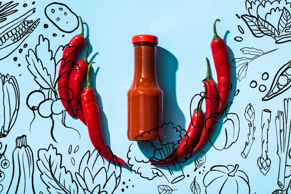 Vue du dessus de la sauce chili en bouteille entre les piments sur fond bleu, illustration de légumes — Photo de stock