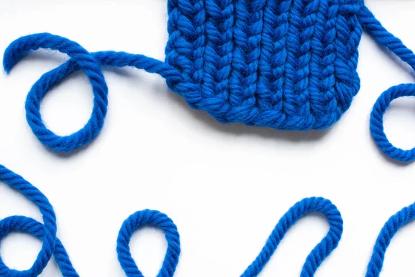 Vista superior do fio de lã azul no fundo branco — Fotografia de Stock