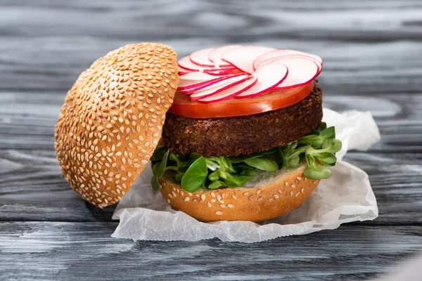 Leckere vegane Burger mit Rettich auf Holztisch serviert — Stockfoto