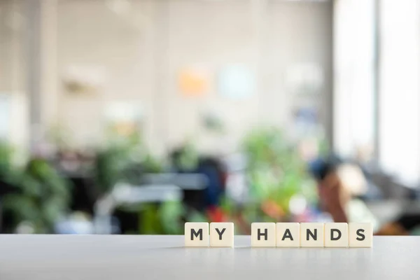 Cubes blancs avec mes mains lettrés sur une surface blanche — Photo de stock