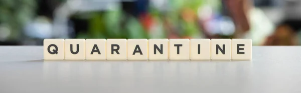 Tiro panorâmico de cubos brancos com lettering quarentena na mesa branca, conceito covid-19 — Fotografia de Stock