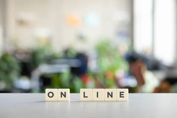 Bloques blancos con letras en línea en el escritorio blanco - foto de stock