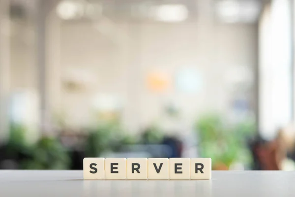 Weiße Würfel mit Word-Server auf Bürotisch — Stockfoto