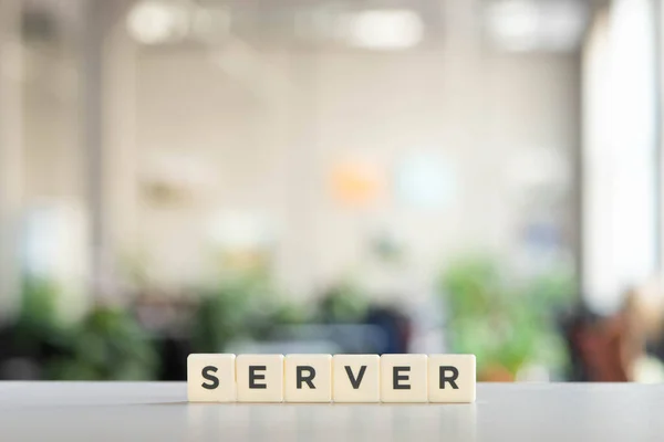 Cubes blancs avec serveur de mots sur le bureau — Stock Photo