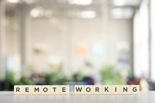 Cubes blancs avec lettrage de travail à distance sur bureau blanc — Photo de stock