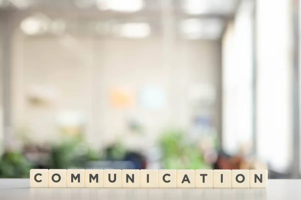 Bloques blancos con carta de comunicación en el escritorio blanco - foto de stock