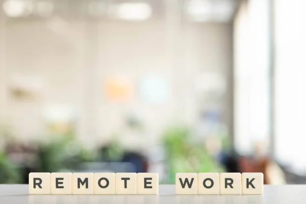 Cubes blancs avec lettrage de travail à distance sur bureau blanc au bureau — Photo de stock