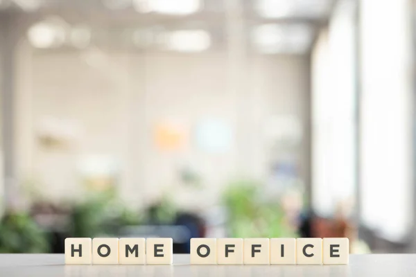 Cubi bianchi con scritte home office sulla scrivania bianca — Foto stock