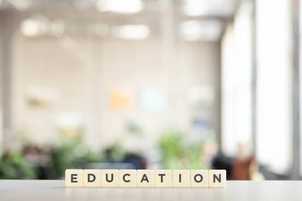 Bloques blancos con carta de educación en el escritorio blanco - foto de stock