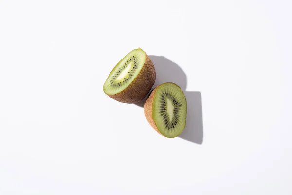 Ansicht von Kiwi-Fruchthälften auf Weiß mit Kopierraum — Stockfoto