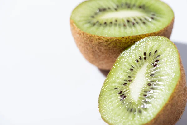 Primer plano de las mitades de kiwi fruta en blanco con espacio de copia - foto de stock