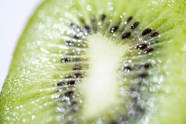 Primer plano de medio kiwi maduro y fresco - foto de stock