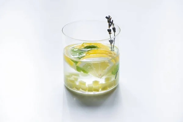 Limonata fresca allo zenzero in vetro con rametto di menta e lavanda su fondo bianco — Foto stock