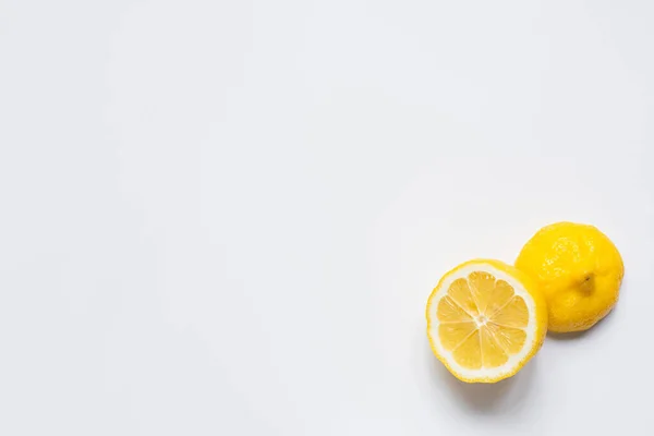 Vue du dessus du citron frais coupé sur fond blanc — Photo de stock