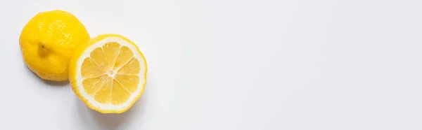 Вид сверху на свежий лимон на белом фоне, горизонтальное изображение — стоковое фото