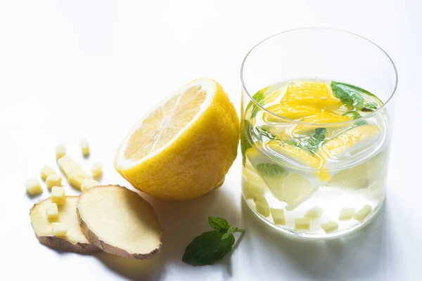 Frische Ingwer-Limonade im Glas mit Zitrone und Minze auf weißem Hintergrund — Stockfoto