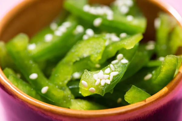 Nahaufnahme von Sesam auf grünen Paprika in Schüssel — Stockfoto