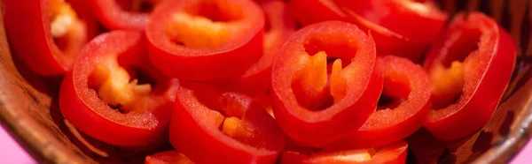 Панорамный снимок красного и острого перца чили в миске — стоковое фото