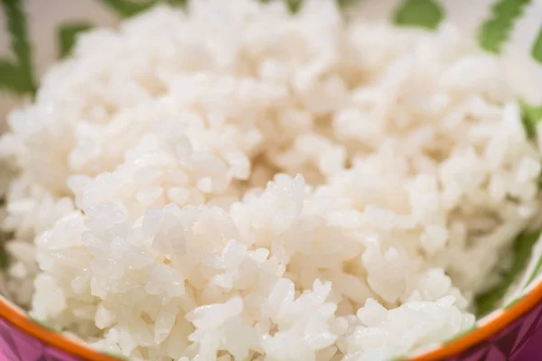 Enfoque selectivo del arroz blanco en un tazón - foto de stock