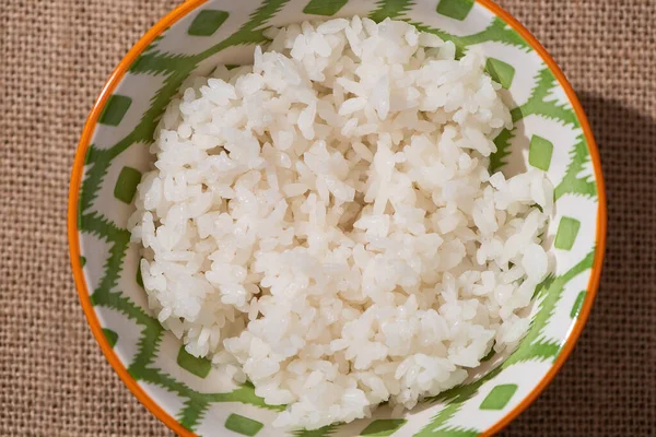 Vista superior del arroz blanco en un tazón - foto de stock