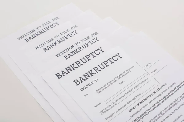 Документы о банкротстве на белом фоне с копировальным пространством — стоковое фото